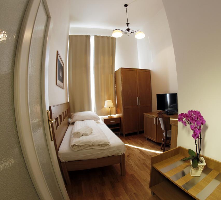 Hotel Pod Zelenym Dubem โบฮูมิน ภายนอก รูปภาพ